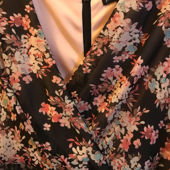 Floral dress with lacing - Picture 4 of 8